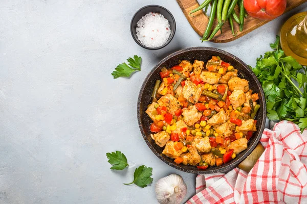 Chicken stir fry with vegetables top view. — Stock Photo, Image