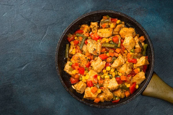 Chicken stir fry with vegetables top view. — Stock Photo, Image