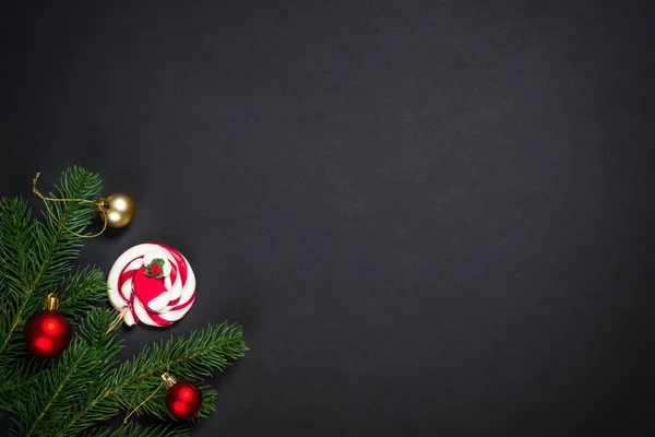 黒の装飾とクリスマスの背景. — ストック写真