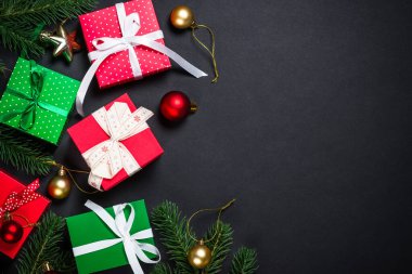 Siyah süslemeleri ile Noel arka plan.