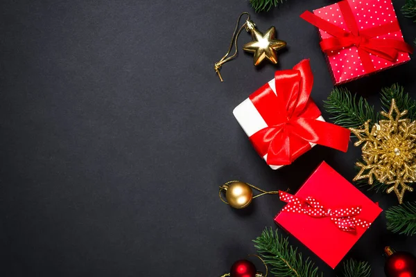 Weihnachten Hintergrund mit Dekorationen auf schwarz. — Stockfoto
