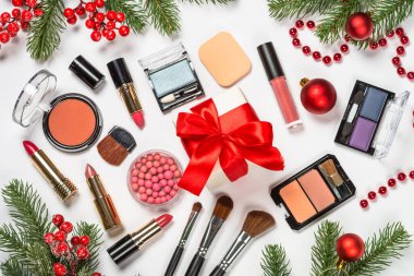 Profesyonel makyaj malzemesi beyaz üzerine noel dekoruyla.