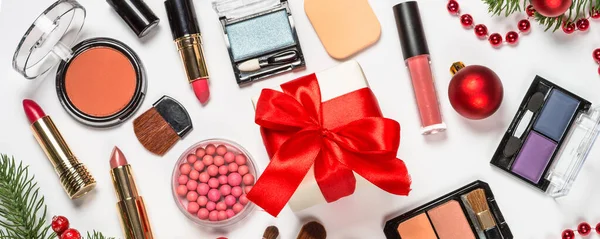 Cosmétiques professionnels de maquillage sur blanc avec décor de Noël . — Photo