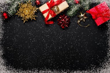 Siyah süslemeleri ile Noel arka plan.