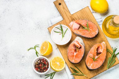 Beyaz manzaralı çiğ somon bifteği..