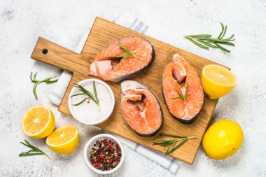 Beyaz manzaralı çiğ somon bifteği..