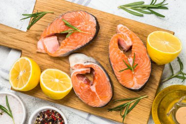 Beyaz manzaralı çiğ somon bifteği..