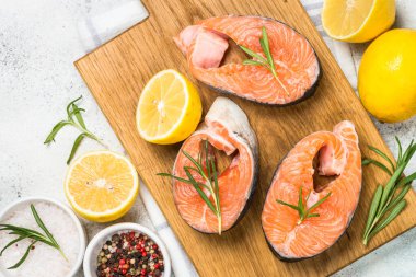 Beyaz manzaralı çiğ somon bifteği..