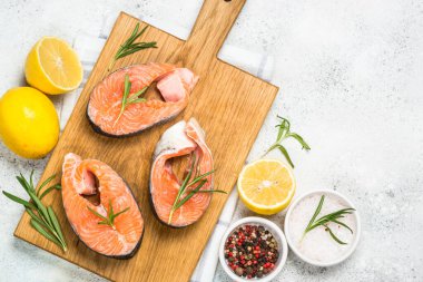 Beyaz manzaralı çiğ somon bifteği..