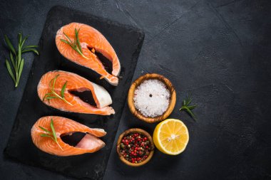 Siyah manzaralı çiğ somon bifteği..