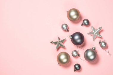 Noel düz arka planda pembe süslemelerle yatıyordu.