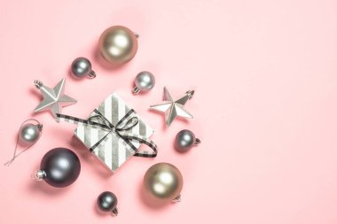 Şimdiki kutu ve dekorasyonlarla birlikte pembe üzerine uzanmış Noel düz arka planı.