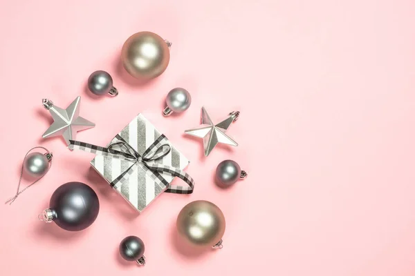 クリスマスフラットは、現在のボックスと装飾とピンクの背景を置く. — ストック写真