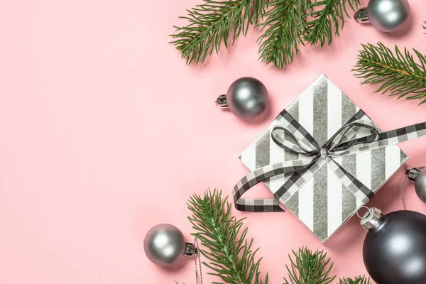 Şimdiki kutu ve dekorasyonlarla birlikte pembe üzerine uzanmış Noel düz arka planı. — Stok fotoğraf