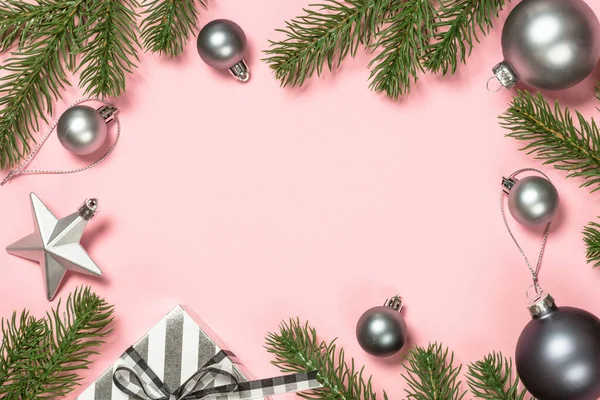 Natal plano colocar fundo em rosa com caixa de presente e decorações . — Fotografia de Stock
