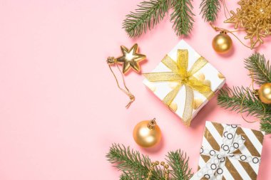 Altın Noel düz zemin pembe üzerine yatıyordu hediye kutusu ve süslemeleri ile.