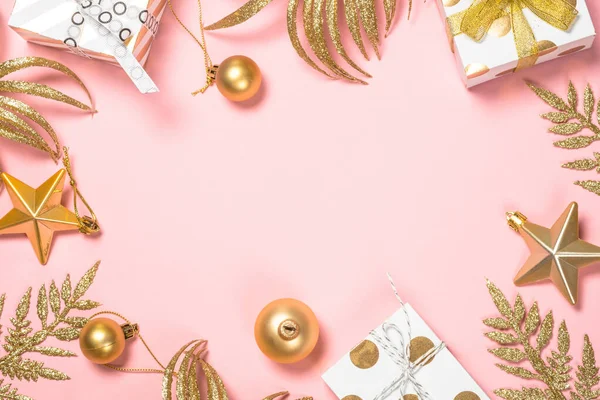 Golden Christmas flat lay fundo em rosa com caixa de presente e decorações . — Fotografia de Stock