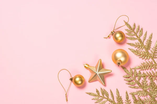 Golden Christmas flat lay background on pink. — ストック写真