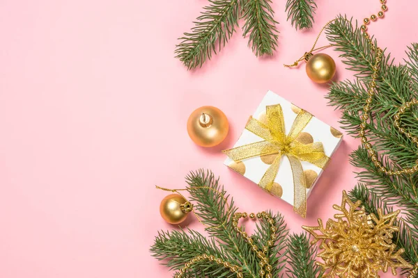 황금색 크리스마스 플랫 폼, 현재 박스 및 장식 과 핑크 색 배경. — 스톡 사진