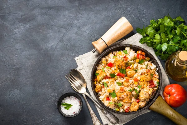 Reis mit Huhn und Gemüse von oben. — Stockfoto