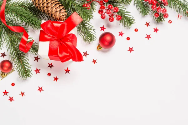 Kerstmis platte lay achtergrond met decoraties op wit. — Stockfoto
