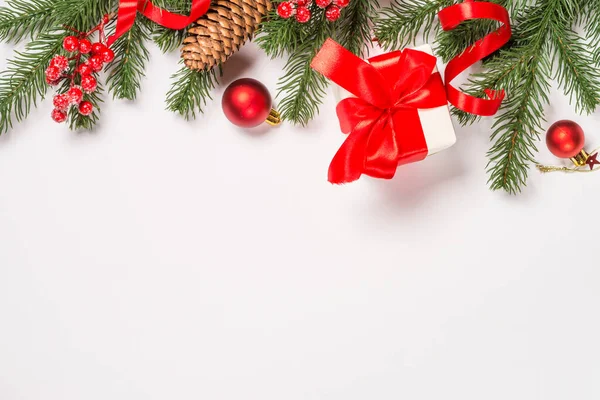 Natale piatto laici sfondo con decorazioni su bianco . — Foto Stock