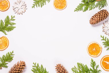 Noel arkaplanı bembeyaz köknar ağacı ve baharatlarla yatıyordu.