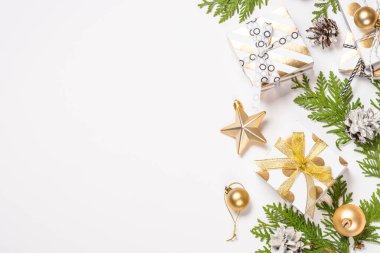 Noel arkaplanı bembeyaz altın süslemelerle bembeyaz.