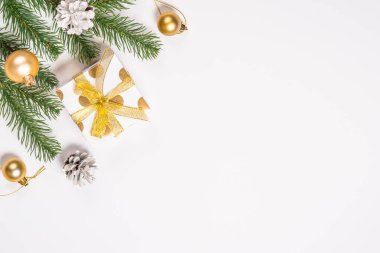 Noel arkaplanı bembeyaz altın süslemelerle bembeyaz.