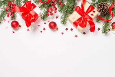Beyaz süslemeleri olan düz bir Noel arkaplanı.
