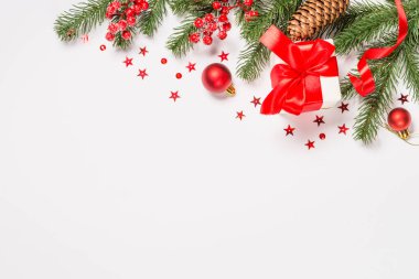 Beyaz süslemeleri olan düz bir Noel arkaplanı.