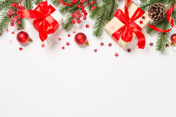 Weihnachten flach legen Hintergrund mit Dekorationen auf weiß. — Stockfoto