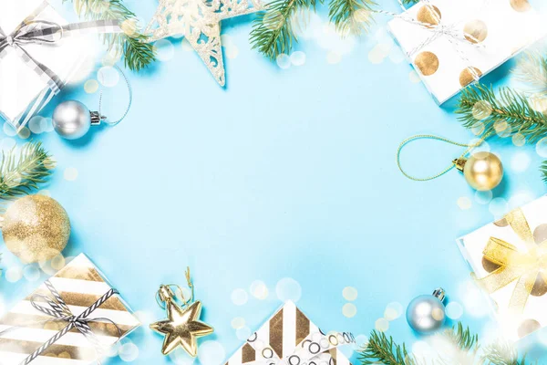 Fondo plano de Navidad - decoraciones de plata y oro en bl — Foto de Stock