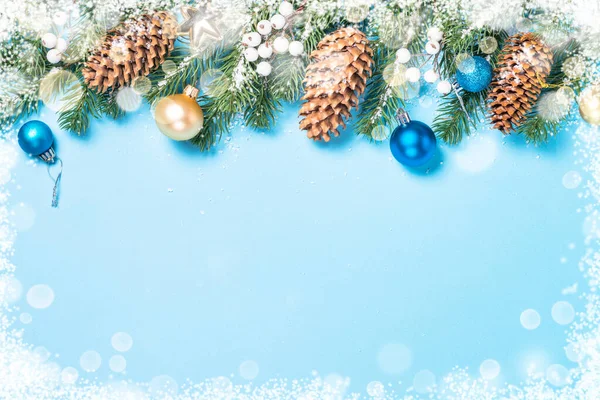モミの木と青の装飾 - クリスマス flatlay 背景 — ストック写真