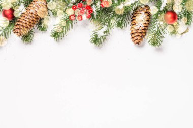 Beyaz süslemeleri olan düz bir Noel arkaplanı.