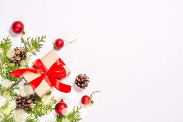 Weihnachten flach legen Hintergrund mit Dekorationen auf weiß. — Stockfoto