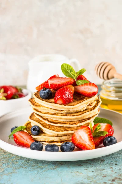 Taze böğürtlenli krep ve bal.