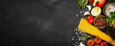 Siyah masa görünümünde yemek pişirme arka planı.