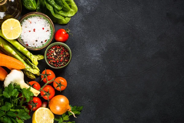 Matlagning bakgrund vid svart bord ovanifrån. — Stockfoto