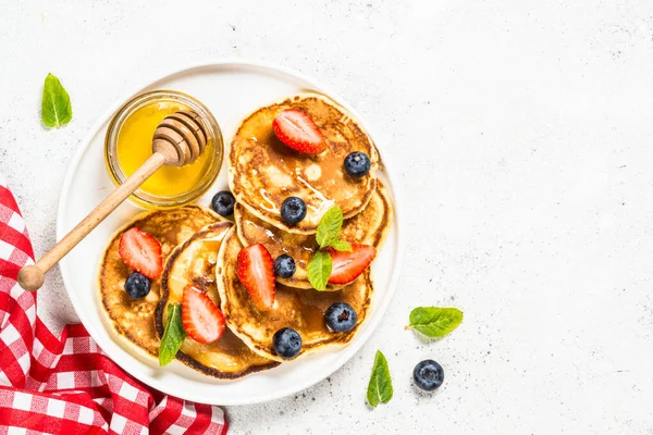 Panqueques con bayas frescas y miel. — Foto de Stock