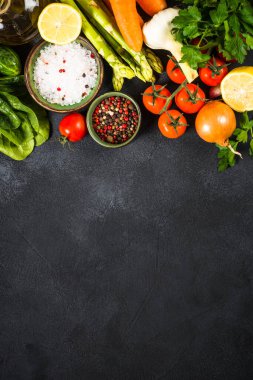 Siyah masa görünümünde yemek pişirme arka planı.