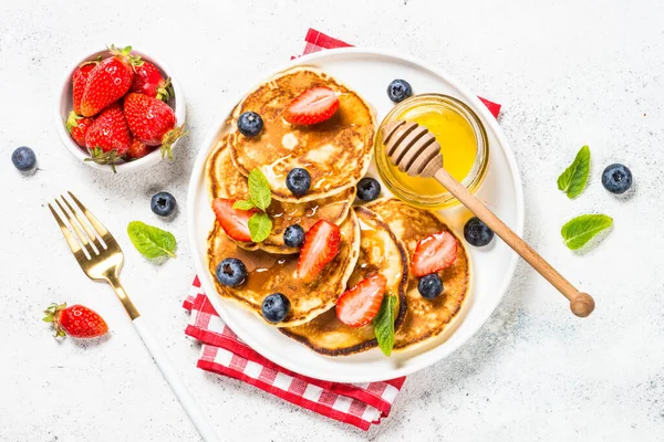 Panqueques con bayas frescas y miel. — Foto de Stock