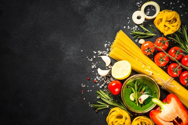 Eten koken achtergrond op zwarte tafel bovenaanzicht. — Stockfoto