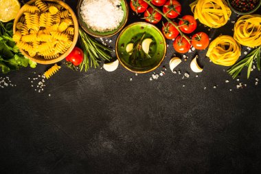 Siyah masa görünümünde yemek pişirme arka planı.