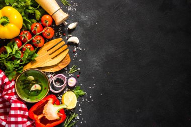 Siyah masa görünümünde yemek pişirme arka planı.