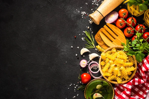 Fondo de cocina de alimentos en la mesa negra vista superior. — Foto de Stock