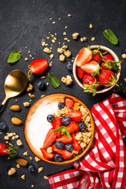 Siyah taş masada taze böğürtlenli Yunan yoğurdu..