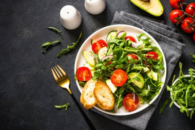 Yaprak ve sebzelerden yeşil salata.