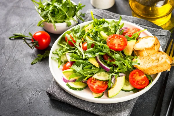 Ensalada verde de hojas y verduras. —  Fotos de Stock