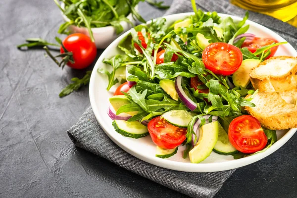 Ensalada verde de hojas y verduras. —  Fotos de Stock